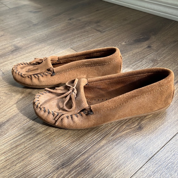 Minnetonka Women’s Kilty Hardsole Moccasin - Great Condition - Picture 5 of 7
